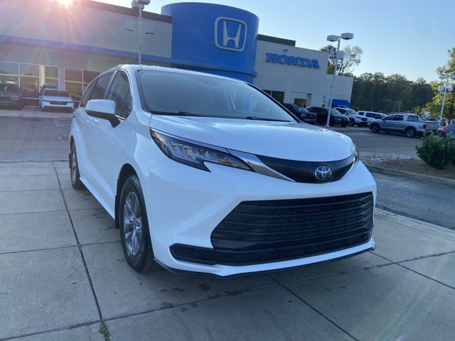 Used 2023 Toyota Sienna LE FWD image 2