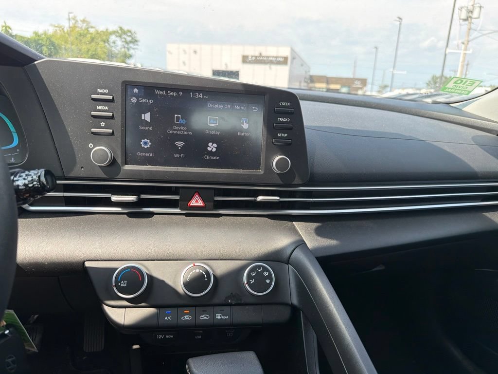 Certified 2025 Hyundai Elantra SE FWD image 21
