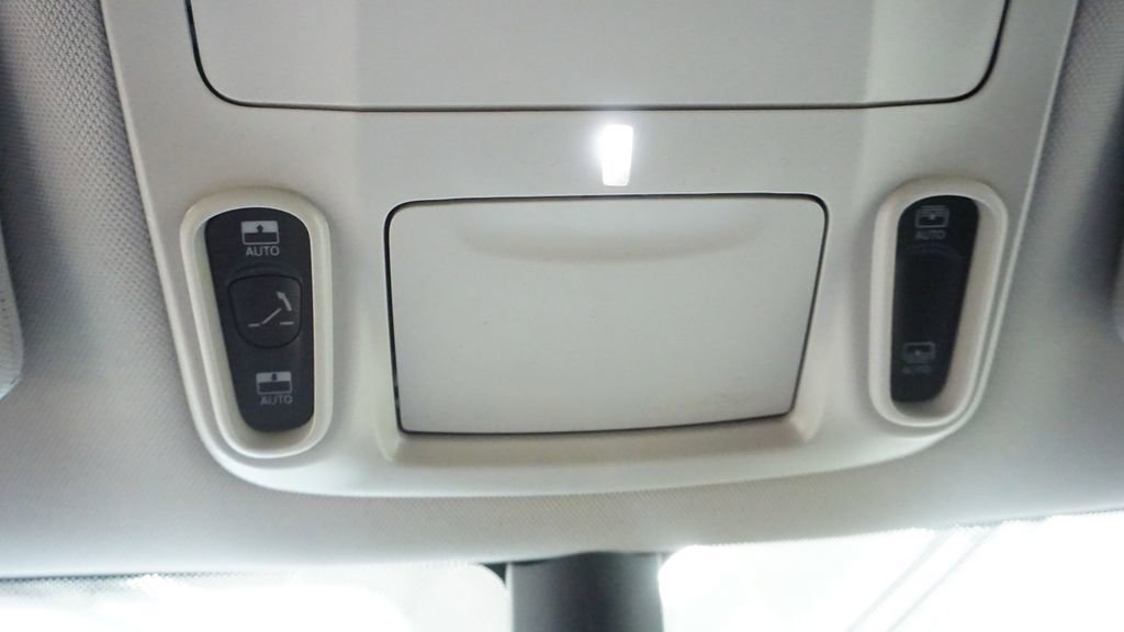 Used 2024 Chrysler Pacifica Limited AWD/4WD image 36