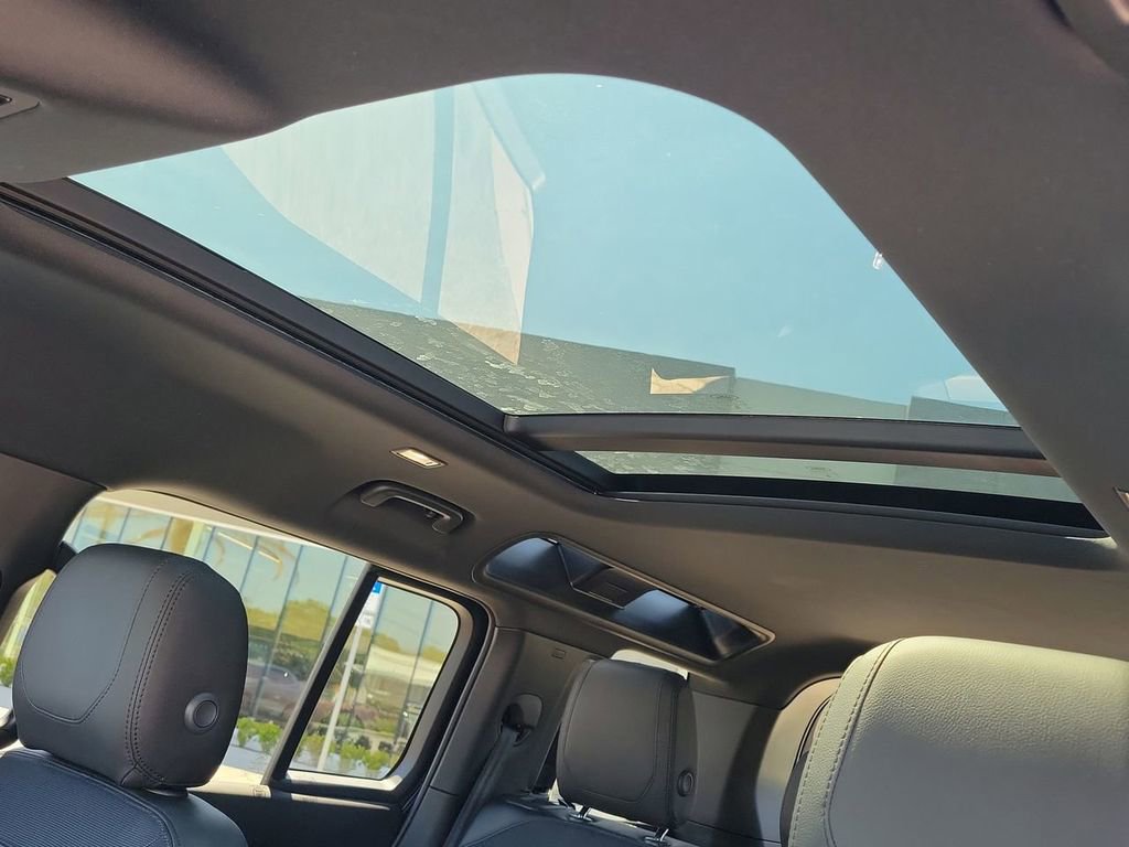 Used 2024 Land Rover Defender 110 X-Dynamic SE image 27