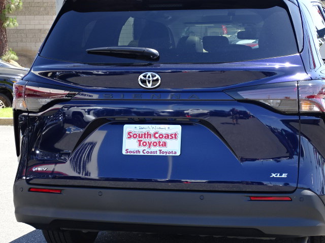 New 2026 Toyota Sienna XLE FWD image 7