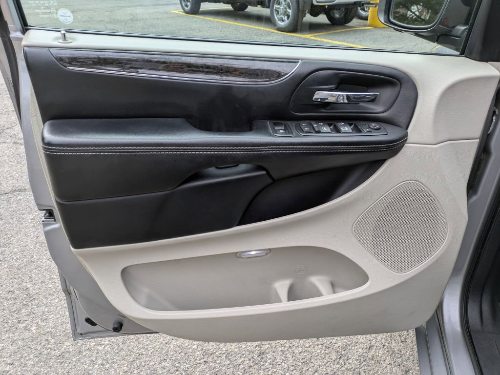 Used 2016 Chrysler Town & Country Touring-L image 9