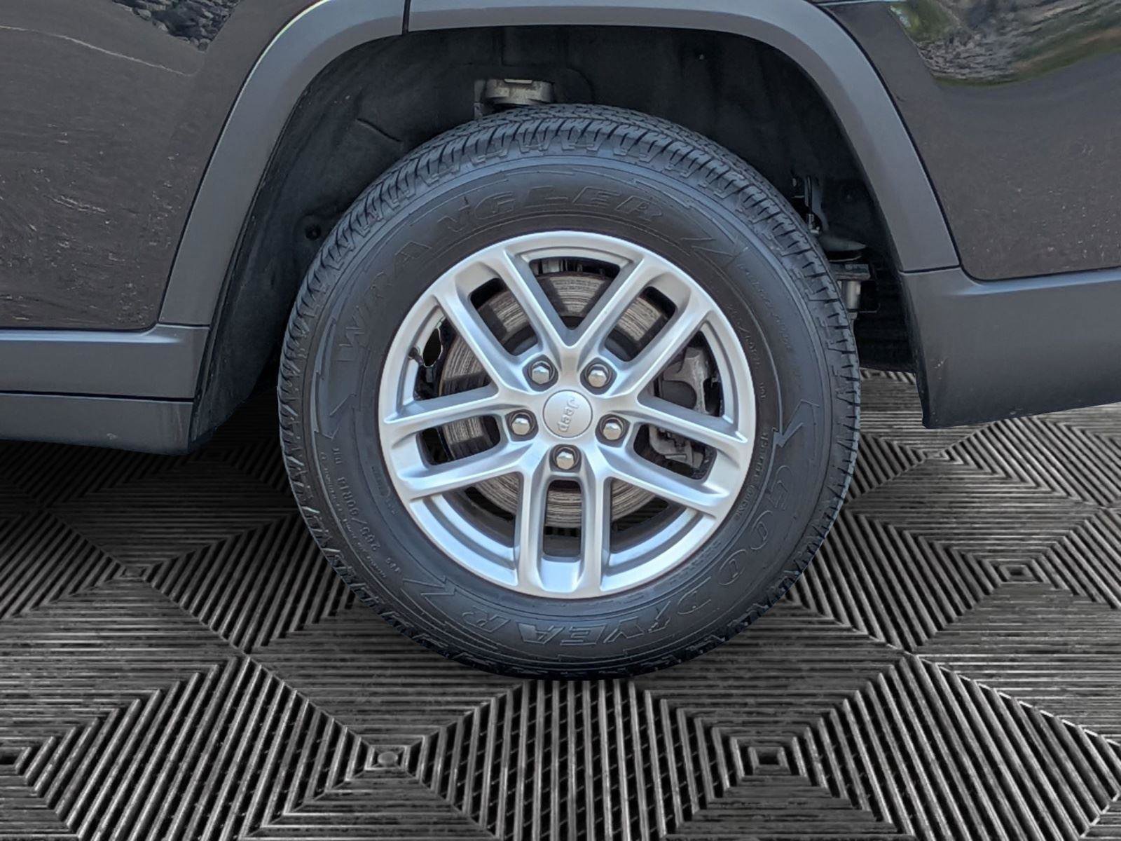 Used 2023 Jeep Grand Cherokee L Laredo w/ Luxury Tech Group I AWD/4WD image 9