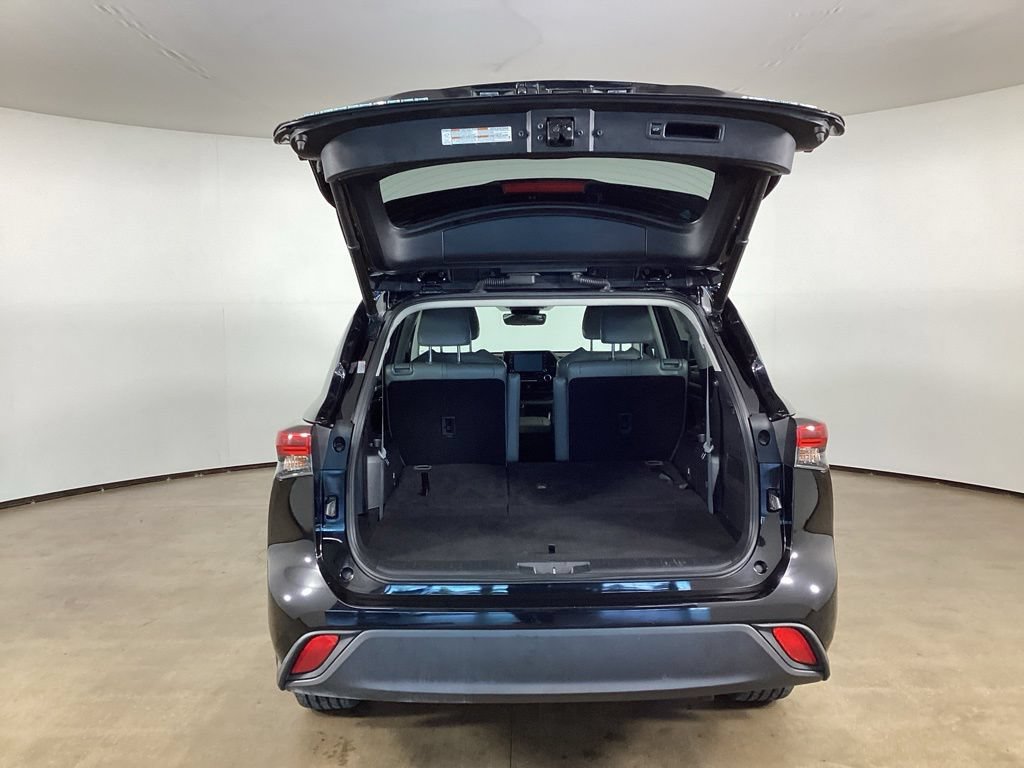 Used 2022 Toyota Highlander XLE AWD/4WD image 12