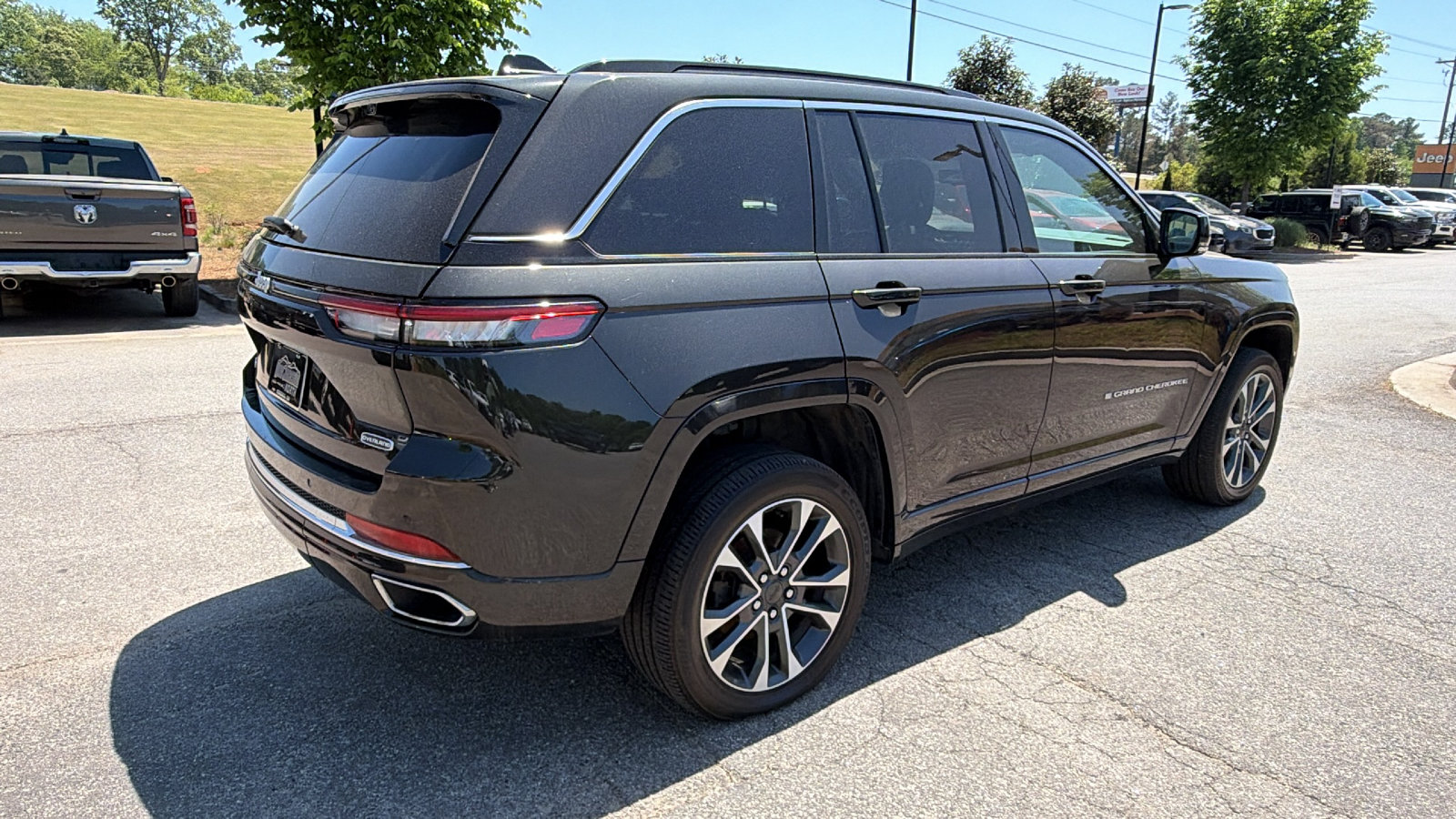 Used 2025 Jeep Grand Cherokee Overland w/ Luxury Tech Group IV AWD/4WD image 8