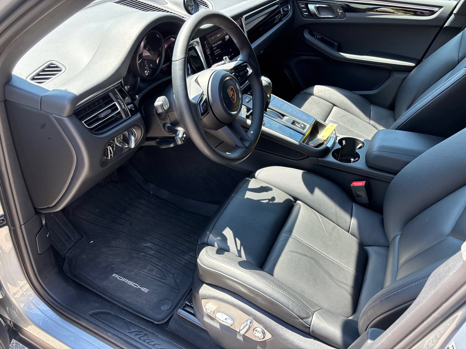 Used 2025 Porsche Macan AWD/4WD image 14