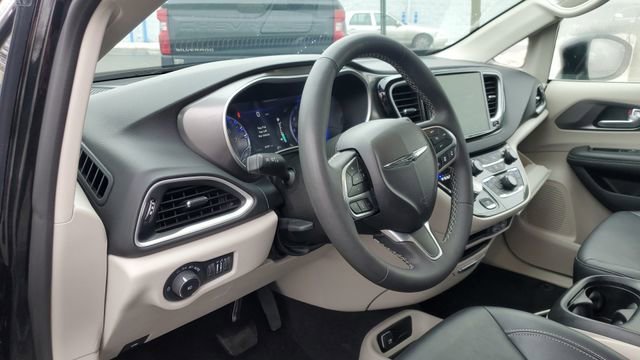 Certified 2024 Chrysler Pacifica Touring-L image 8