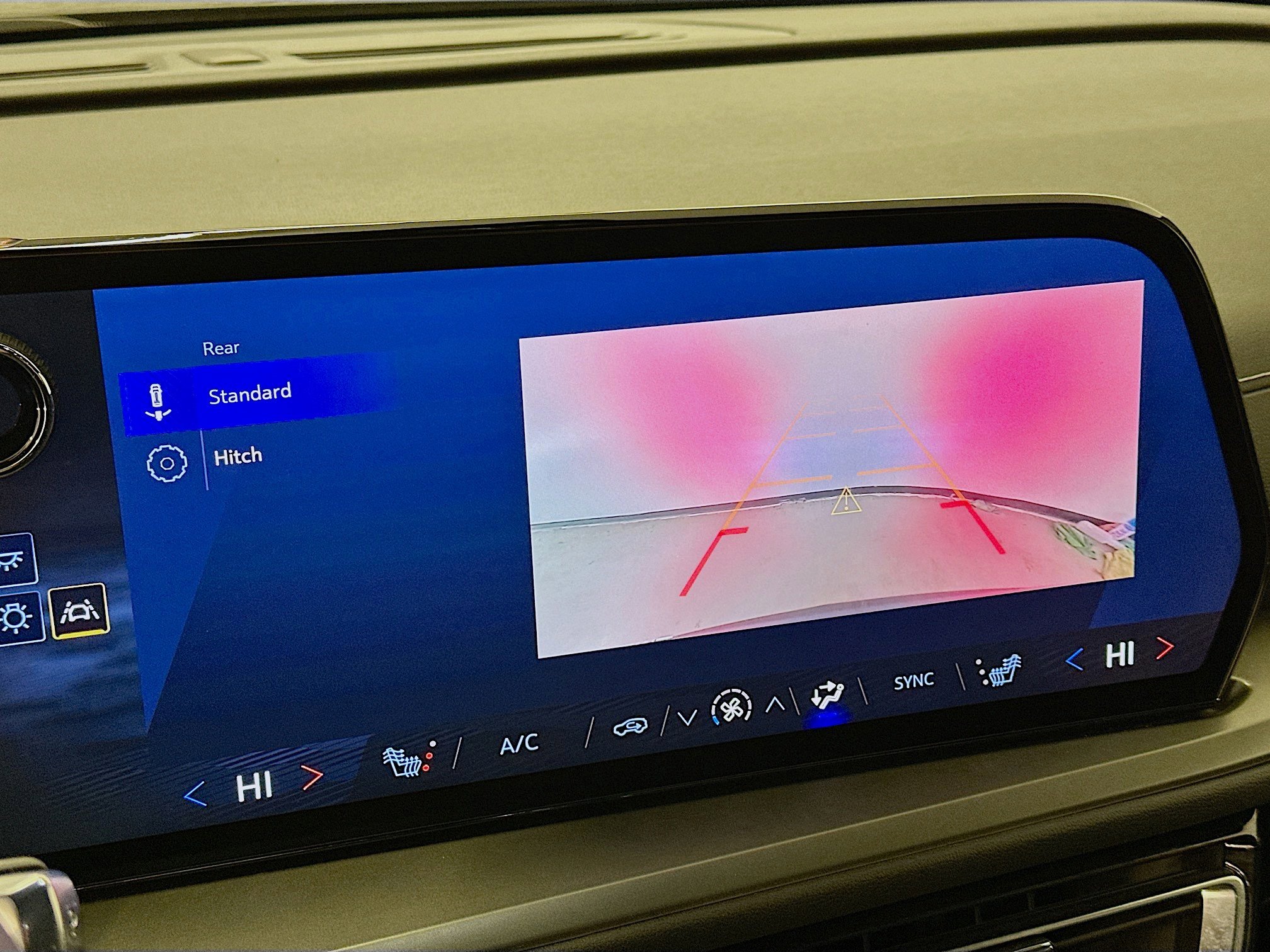 Used 2025 Chevrolet Traverse LT image 23