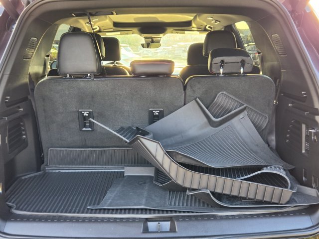 Used 2025 Chevrolet Traverse RS FWD image 17