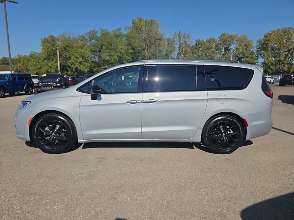New 2026 Chrysler Pacifica Limited image 4