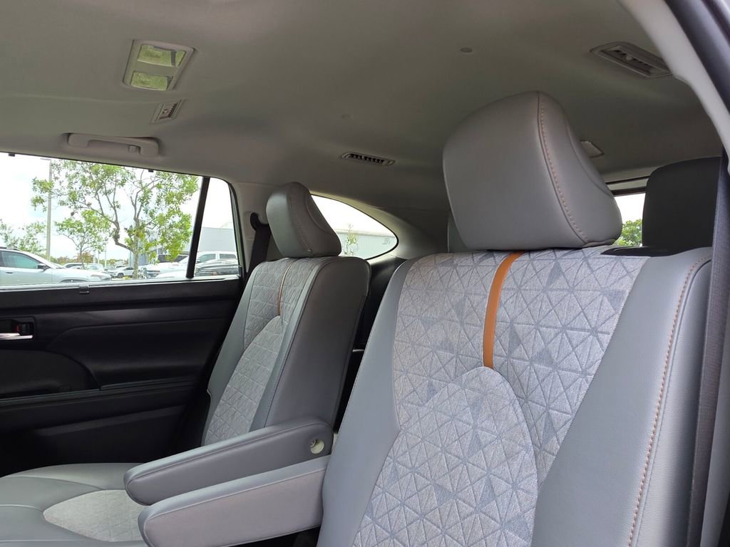 Used 2023 Toyota Highlander Bronze Edition image 19