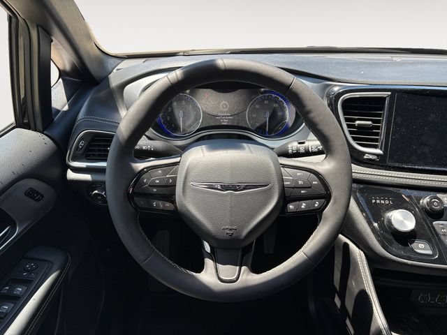 Used 2025 Chrysler Pacifica Limited FWD image 12