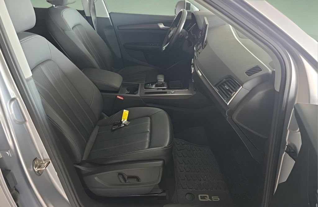 Used 2023 Audi Q5 2.0T Premium w/ Convenience Package image 11
