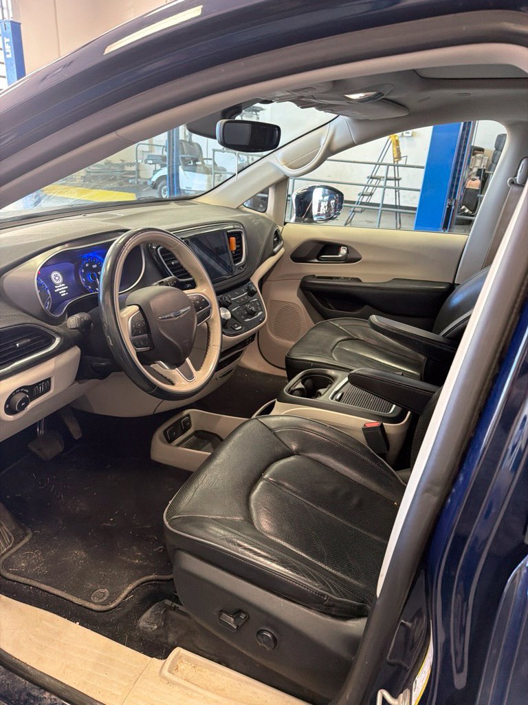 Used 2019 Chrysler Pacifica Limited FWD image 2