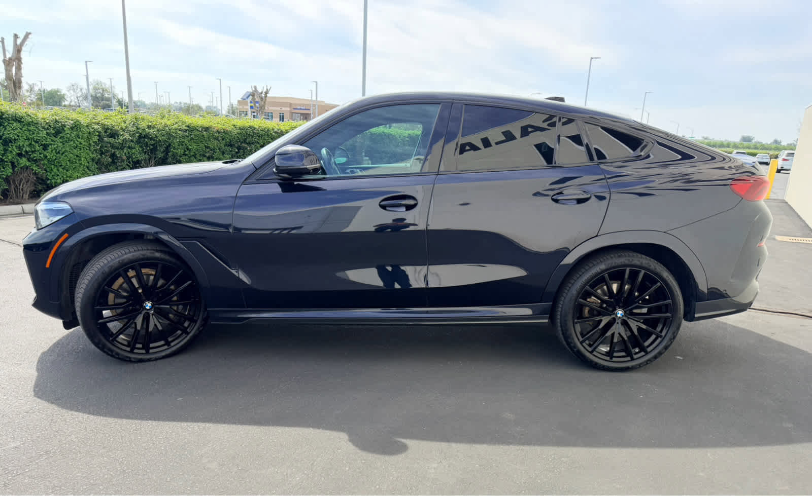 Used 2023 BMW X6 xDrive40i w/ M Sport Package image 3