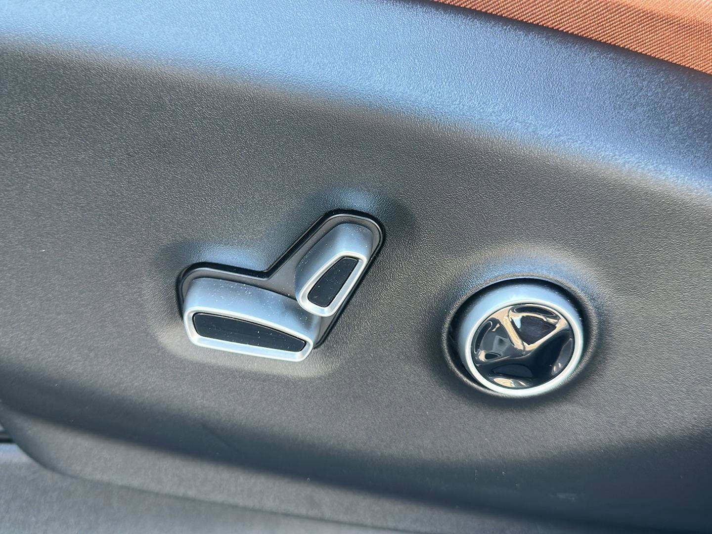 Used 2026 Chrysler Pacifica Pinnacle w/ Trailer Tow Group FWD image 75