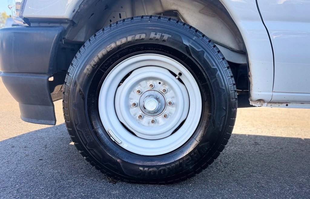 Used 2024 Ford E-350 and Econoline 350 Super Duty w/ Power Windows & Locks Group RWD image 4