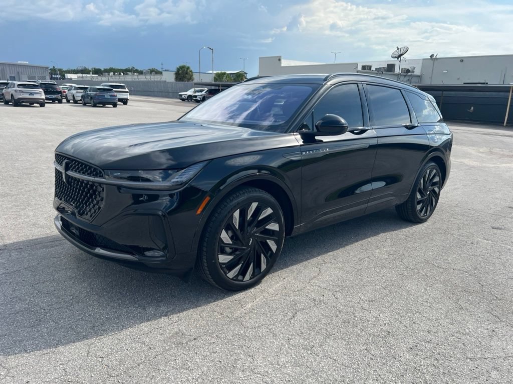 Used 2025 Lincoln Nautilus Reserve w/ Jet Appearance Package AWD/4WD image 9