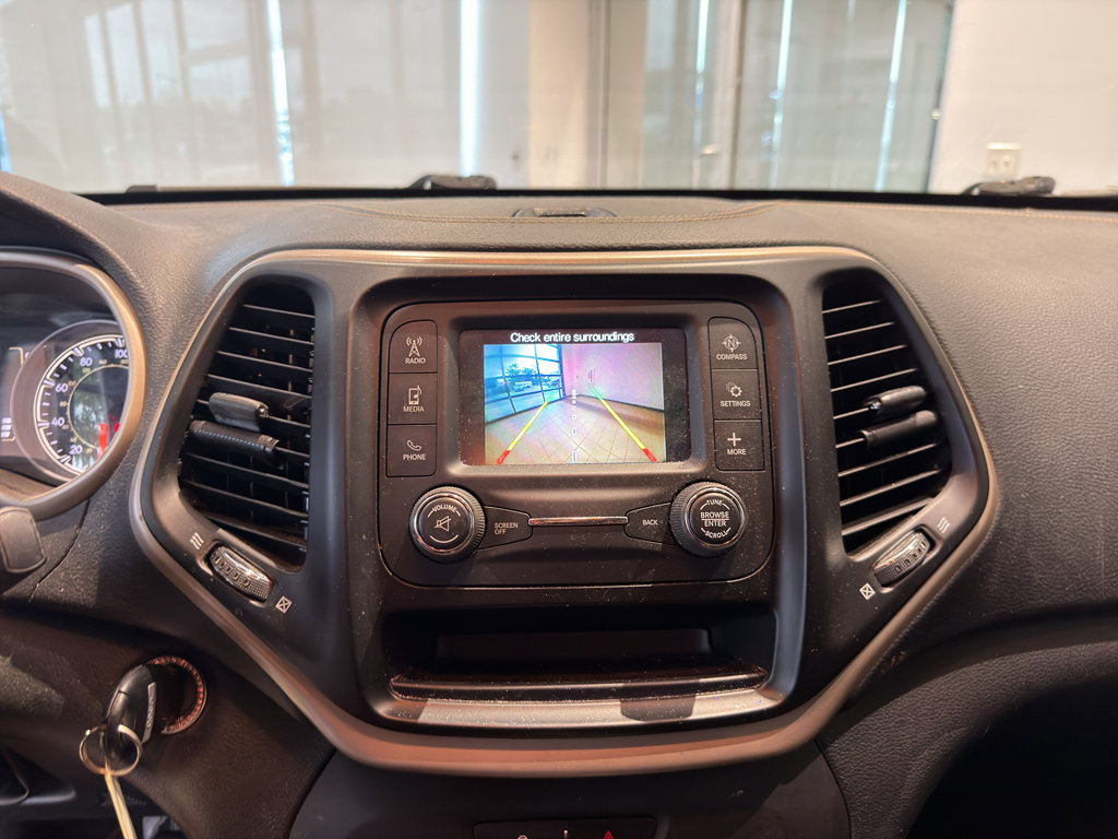 Used 2016 Jeep Cherokee Sport image 11