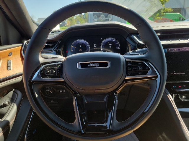 Used 2026 Jeep Grand Cherokee Summit w/ Obsidian Package AWD/4WD image 24