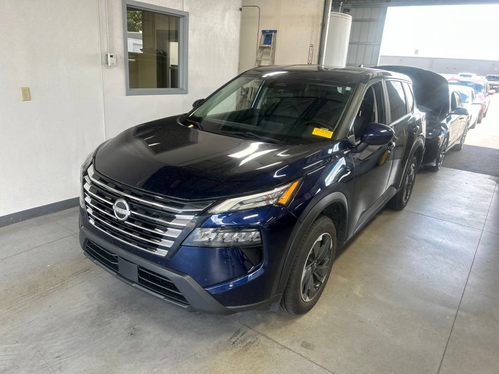Used 2024 Nissan Rogue SV AWD/4WD image 2