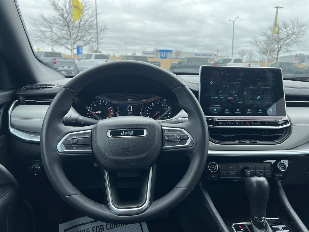 Used 2025 Jeep Compass Limited image 25