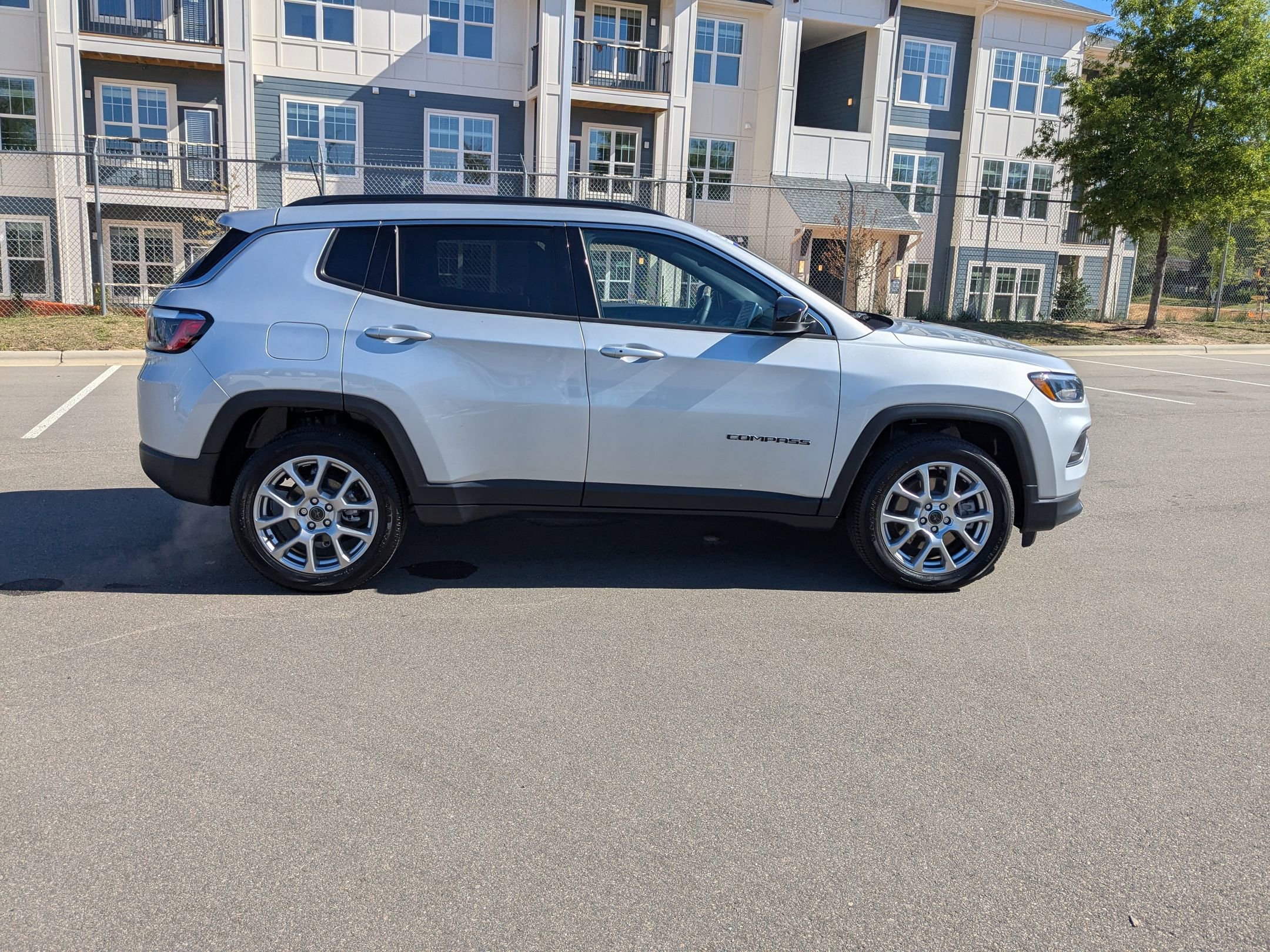 Used 2025 Jeep Compass Latitude image 3