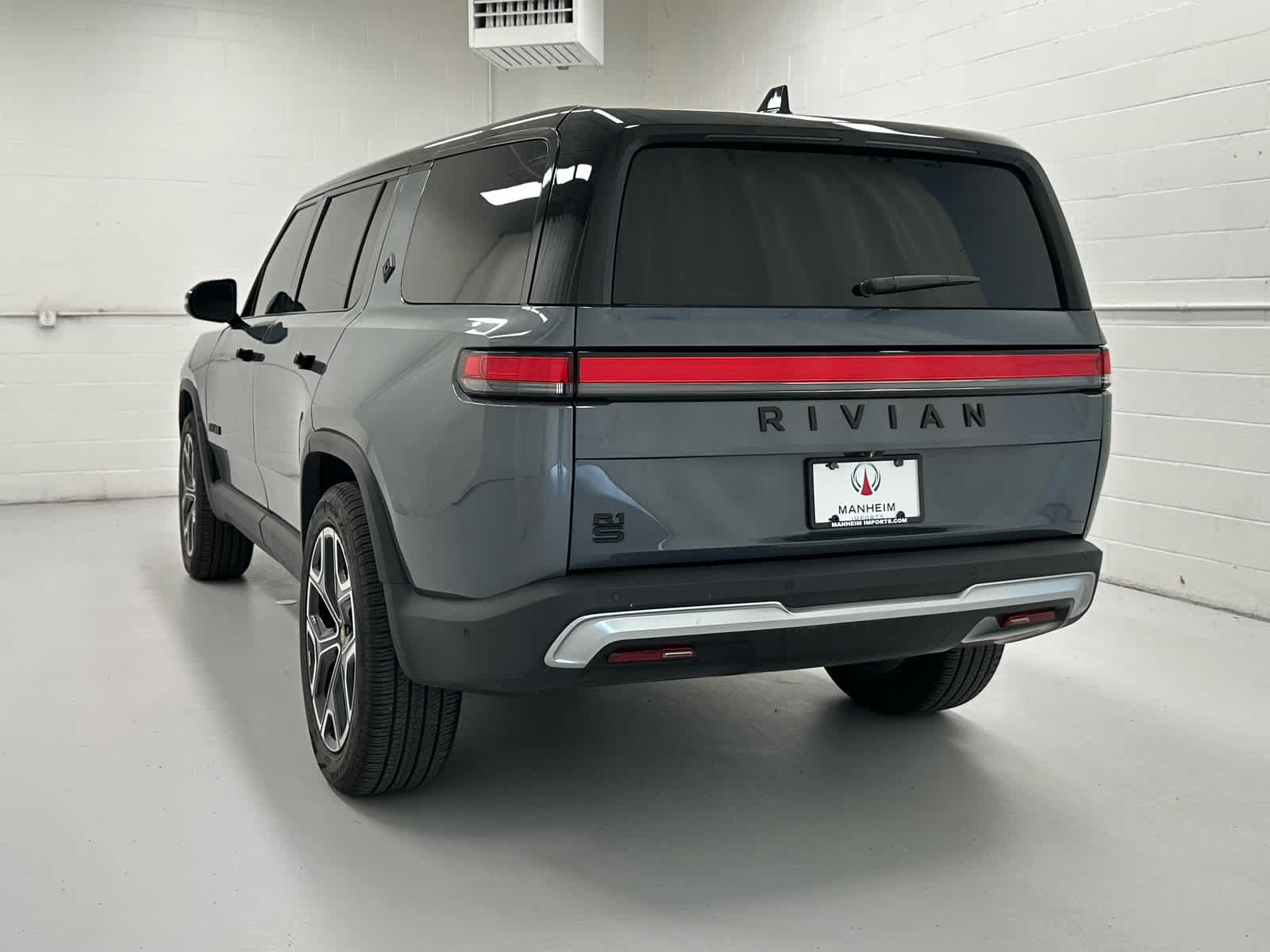 Used 2024 Rivian R1S Adventure Dual AWD/4WD image 8