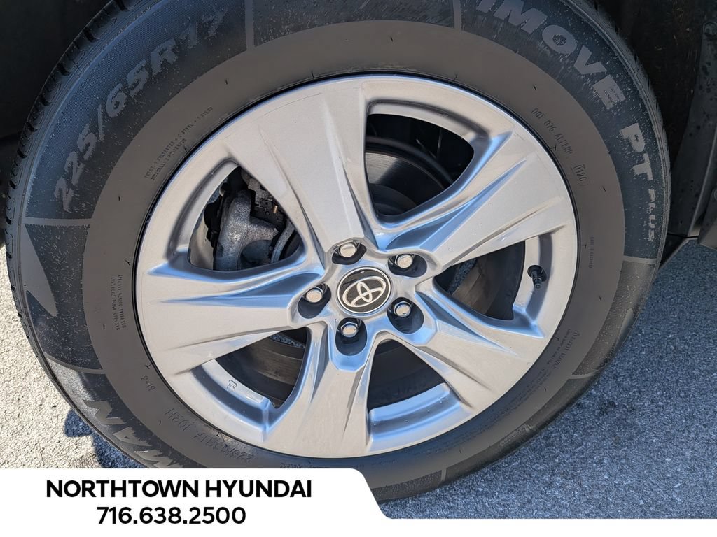 Used 2025 Toyota RAV4 XLE AWD/4WD image 41