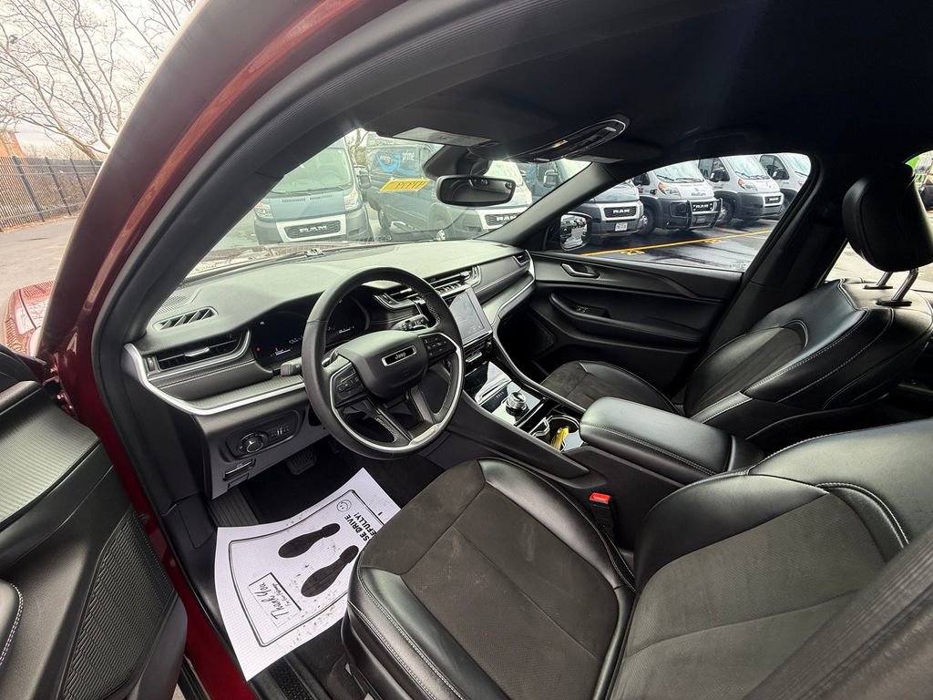 Used 2023 Jeep Grand Cherokee L Laredo image 10