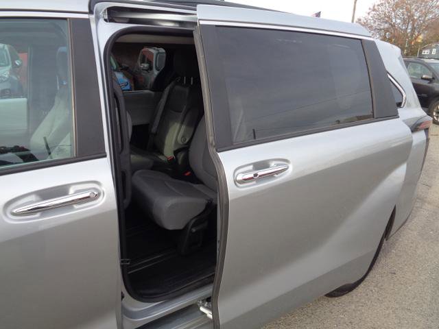 Used 2025 Toyota Sienna XLE w/ XLE Plus Package image 34
