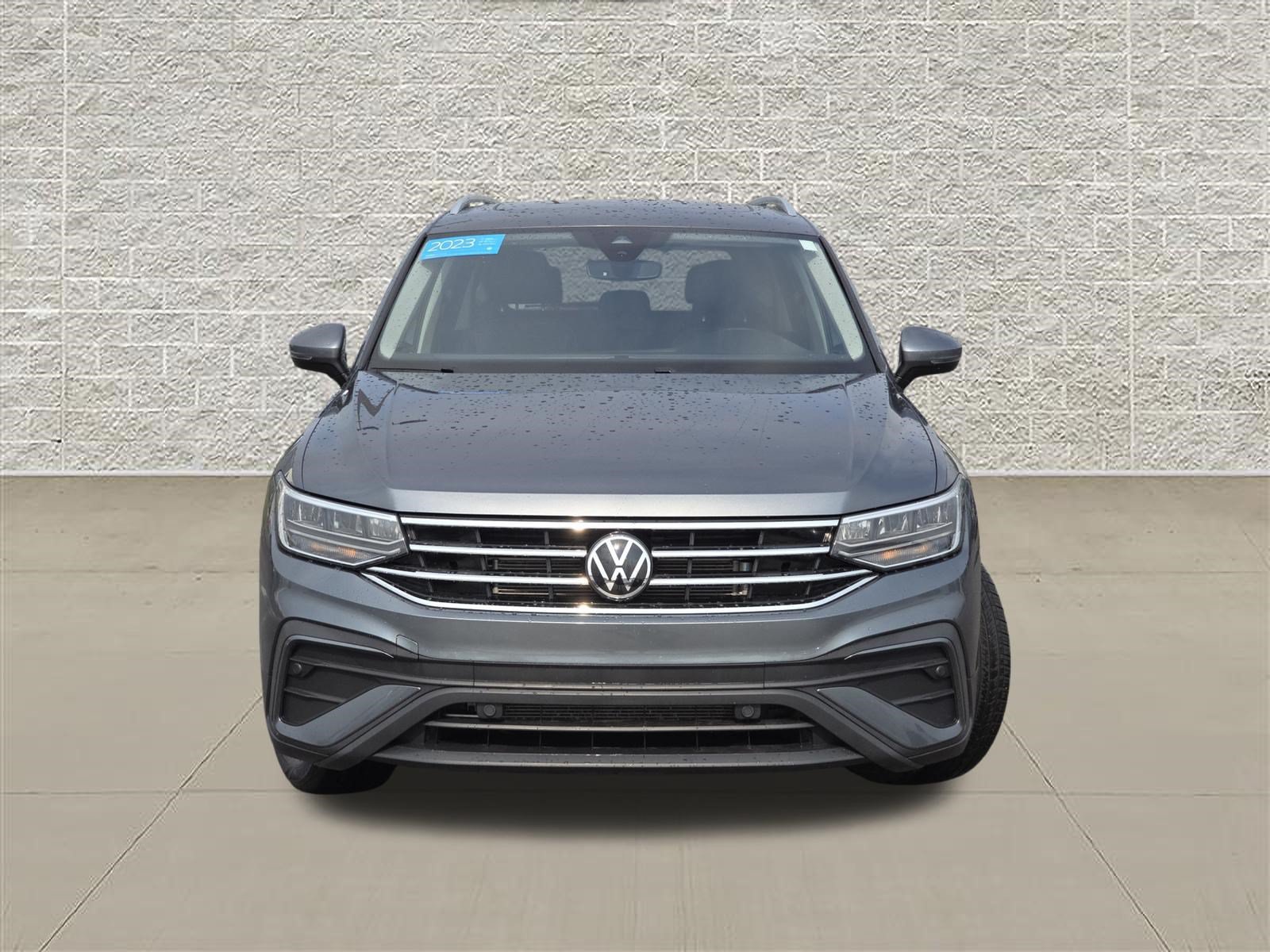 Certified 2023 Volkswagen Tiguan SE w/ Panoramic Sunroof Package AWD/4WD image 2