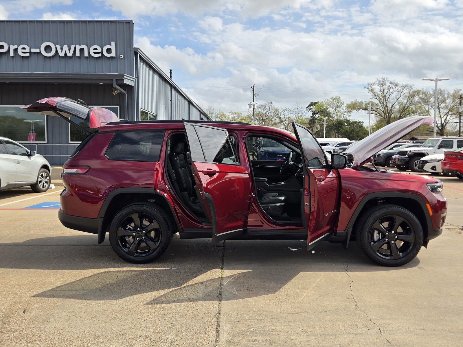 Used 2025 Jeep Grand Cherokee L Limited w/ Black Appearance Package image 12