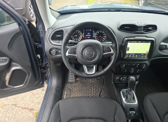 Used 2023 Jeep Renegade Latitude w/ Premium Group AWD/4WD image 9