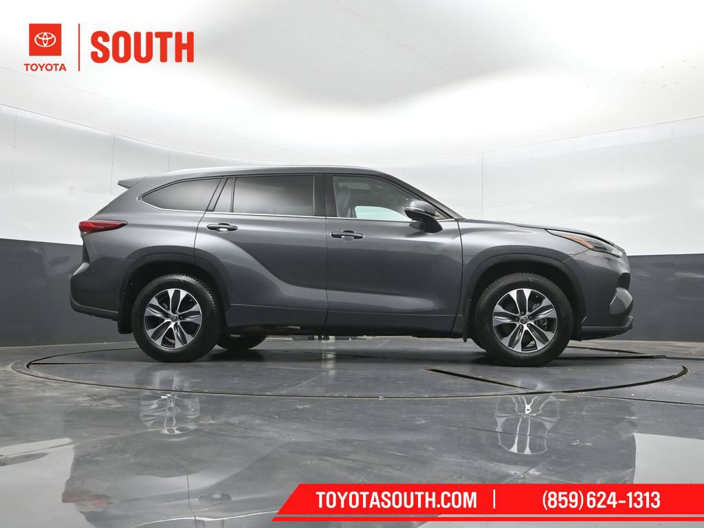 Used 2022 Toyota Highlander XLE AWD/4WD image 41