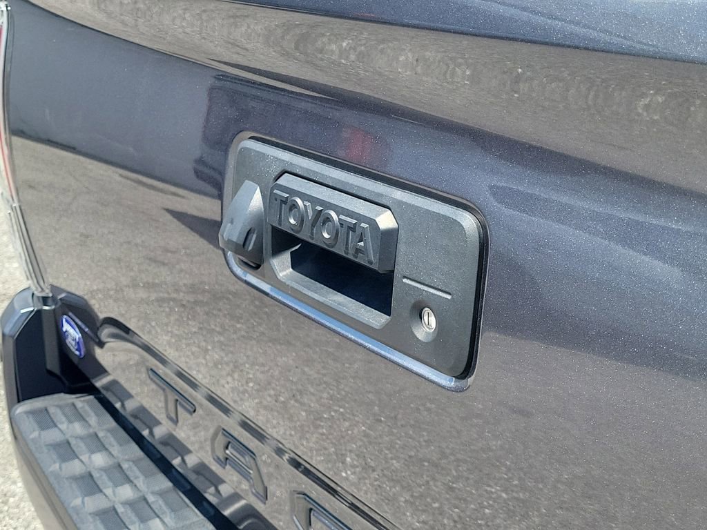 Used 2022 Toyota Tacoma TRD Sport w/ Technology Package RWD image 9