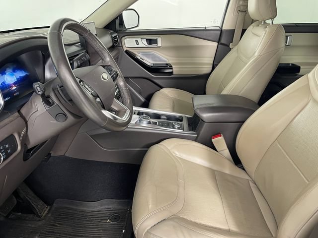 Used 2021 Ford Explorer Platinum w/ Equipment Group 601A AWD/4WD image 2