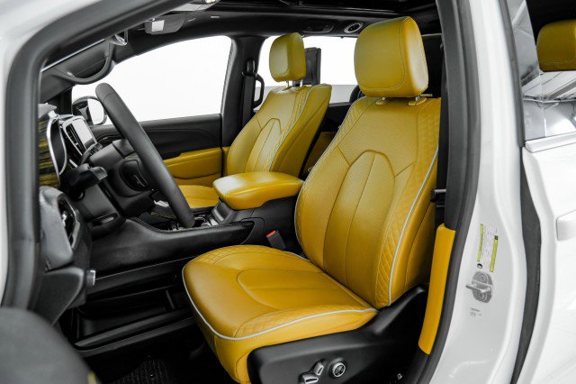 Used 2023 Chrysler Pacifica Pinnacle image 25