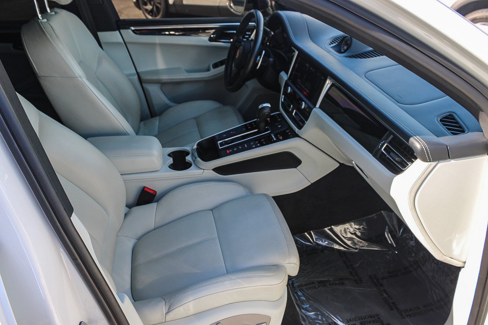 Used 2023 Porsche Macan Turbo AWD/4WD image 17
