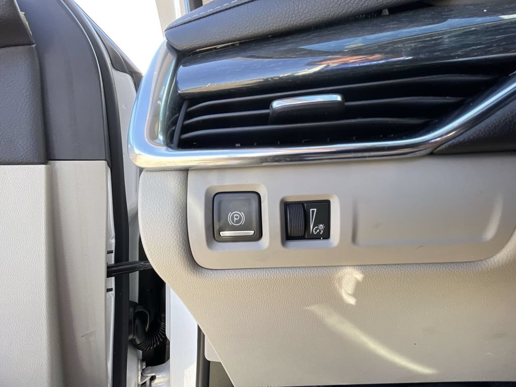Used 2020 Cadillac XT4 Premium Luxury w/ Enhanced Visibility Package FWD image 17