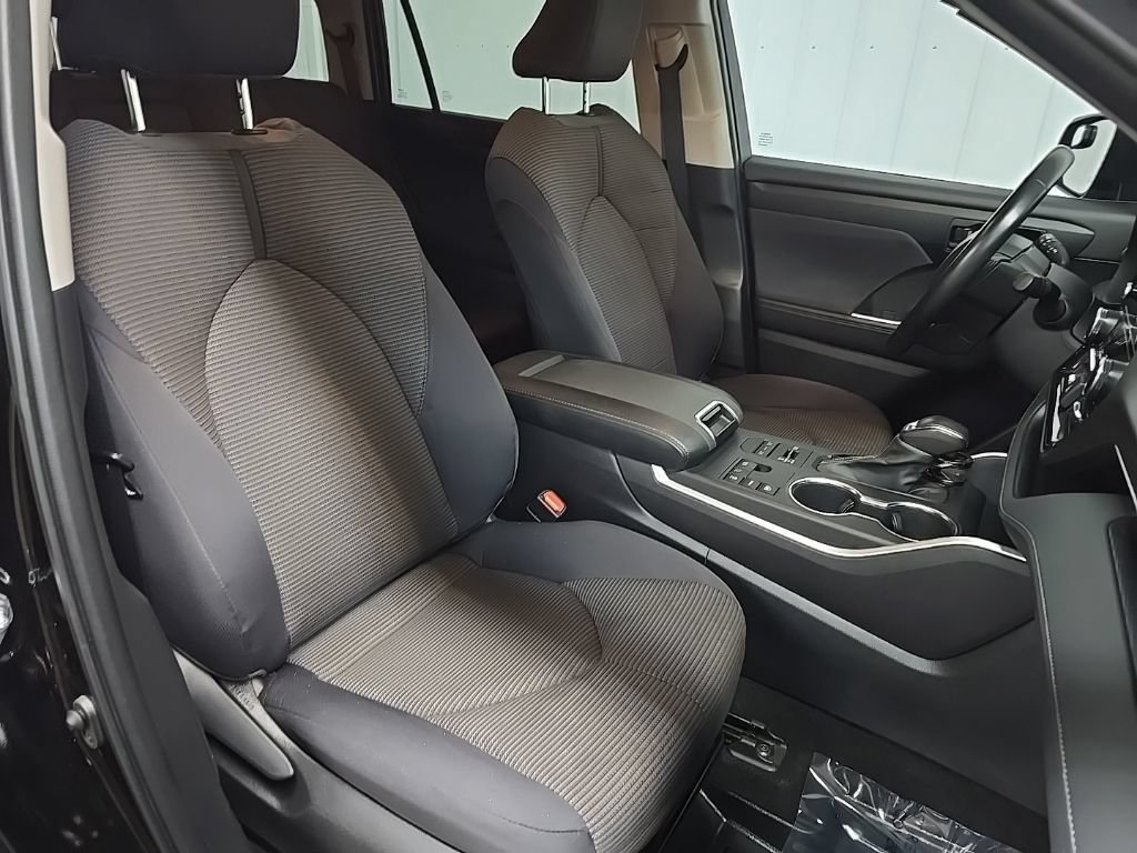 Used 2023 Toyota Highlander LE AWD/4WD image 14