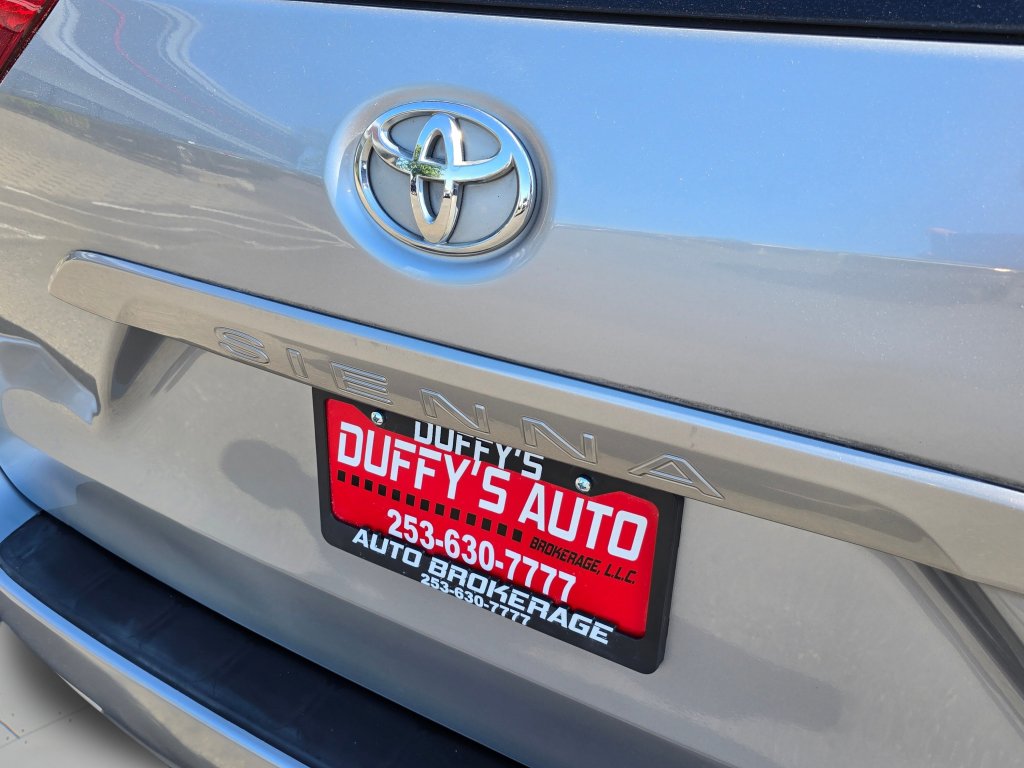 Used 2012 Toyota Sienna XLE FWD image 35
