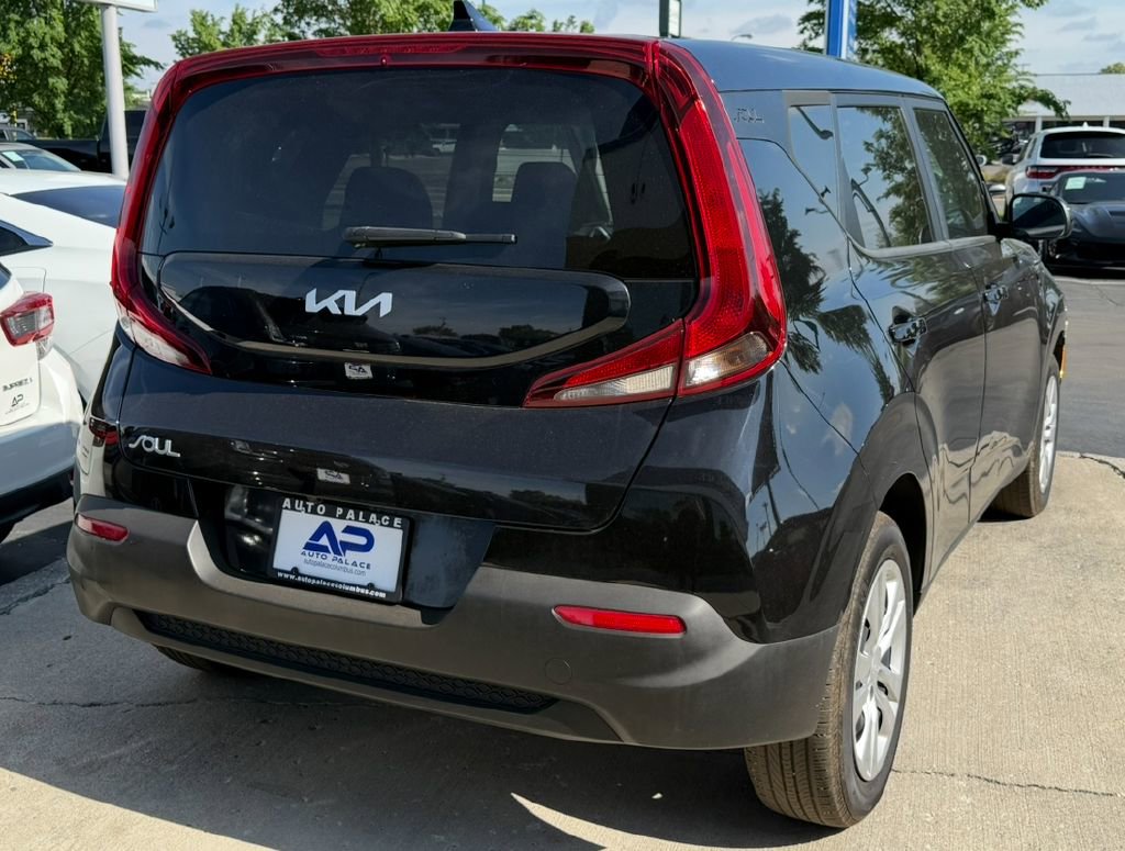 Used 2022 Kia Soul LX image 2