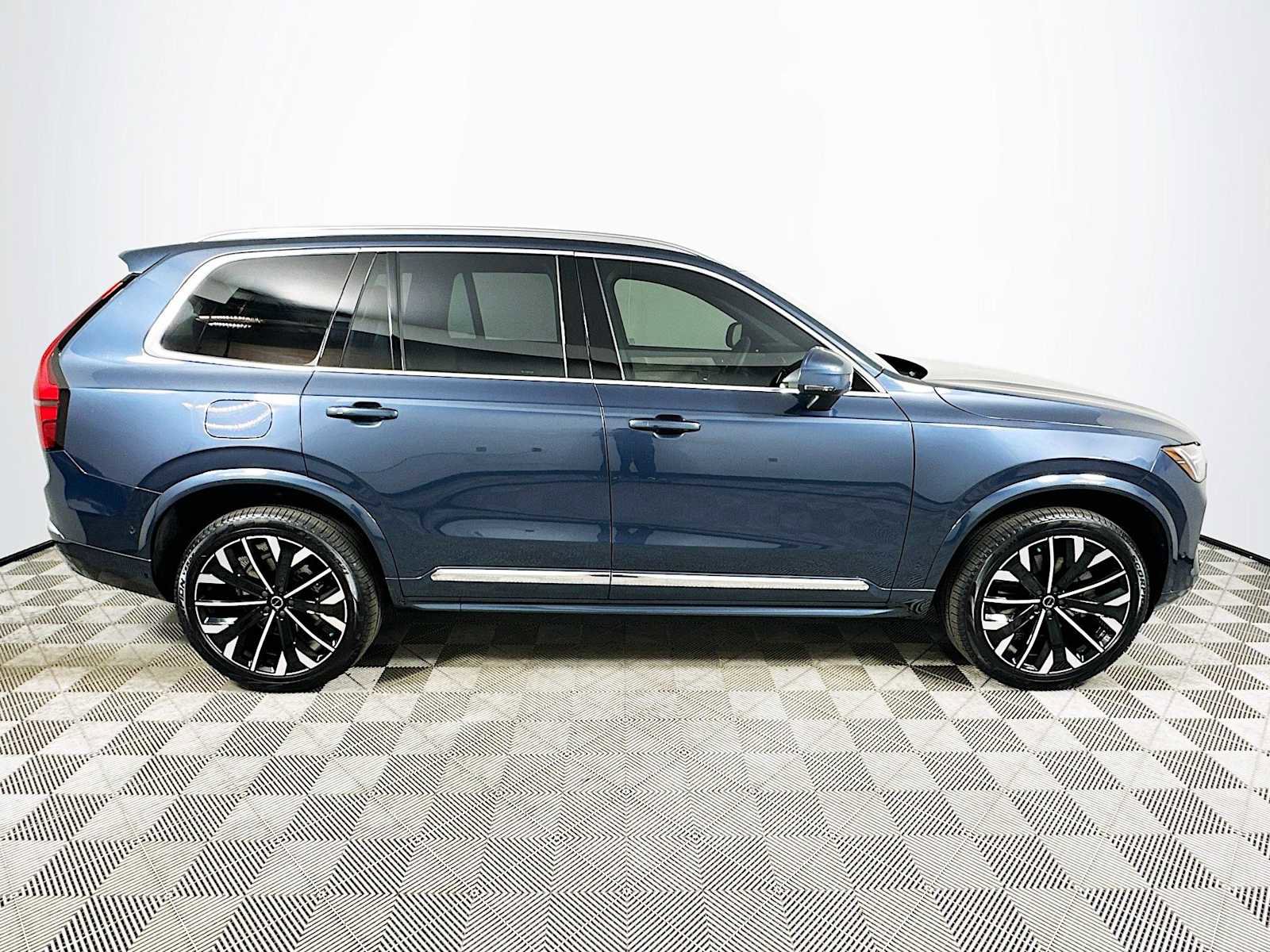New 2026 Volvo XC90 B5 Plus w/ Protection Package AWD/4WD image 8