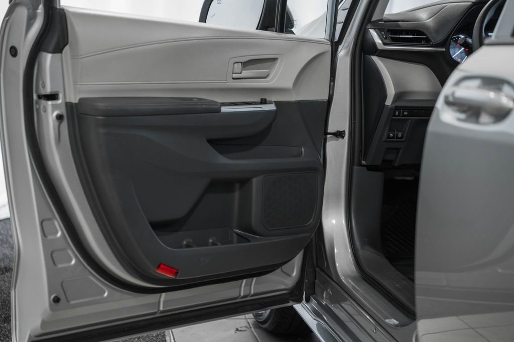 Used 2023 Toyota Sienna LE image 35