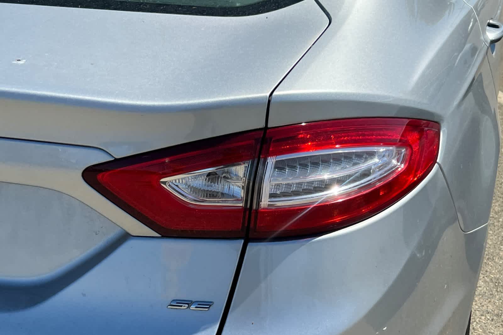 Used 2016 Ford Fusion SE FWD image 18