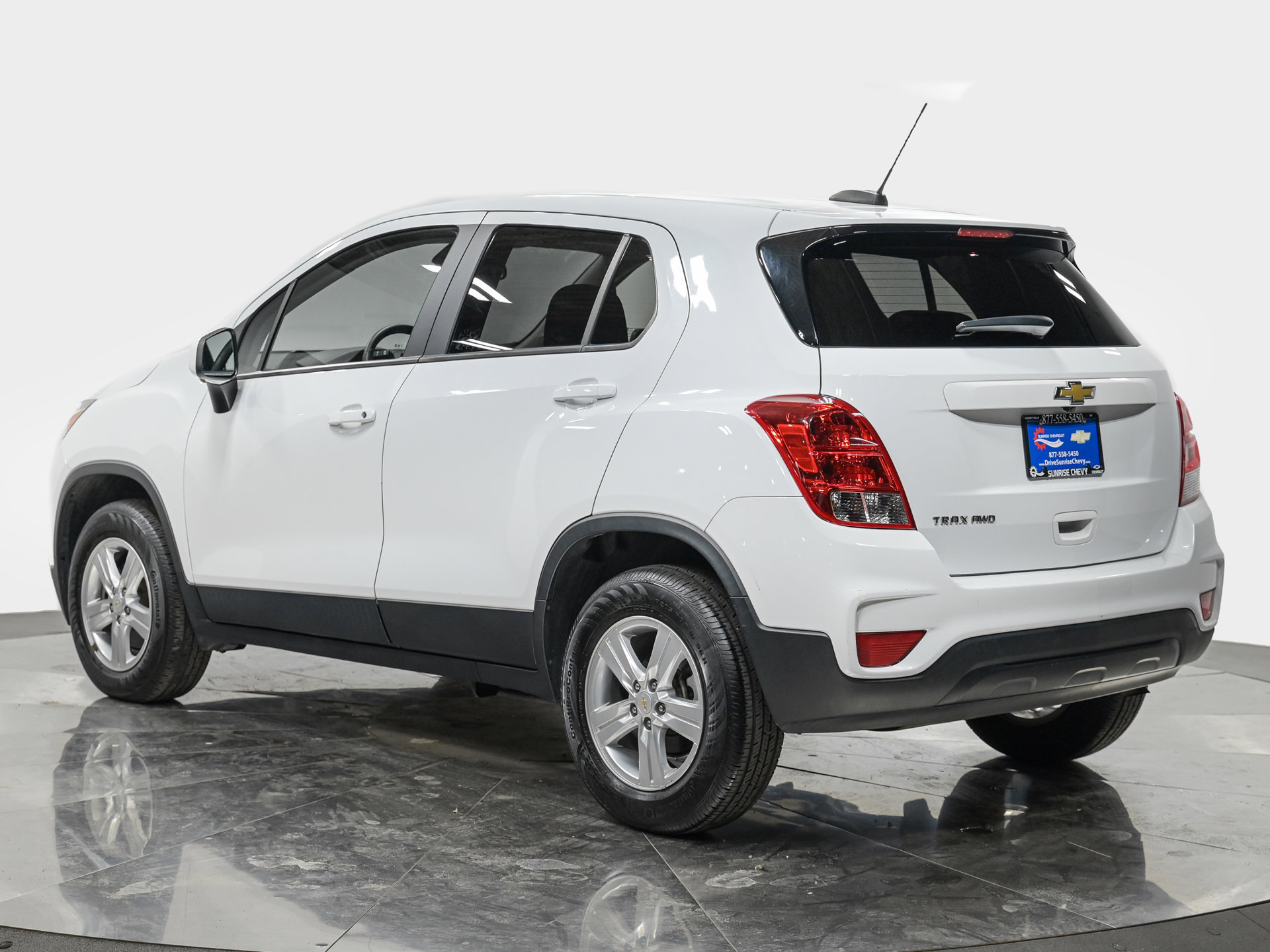 Used 2022 Chevrolet Trax LS w/ Tint and Cruise Package AWD/4WD image 4