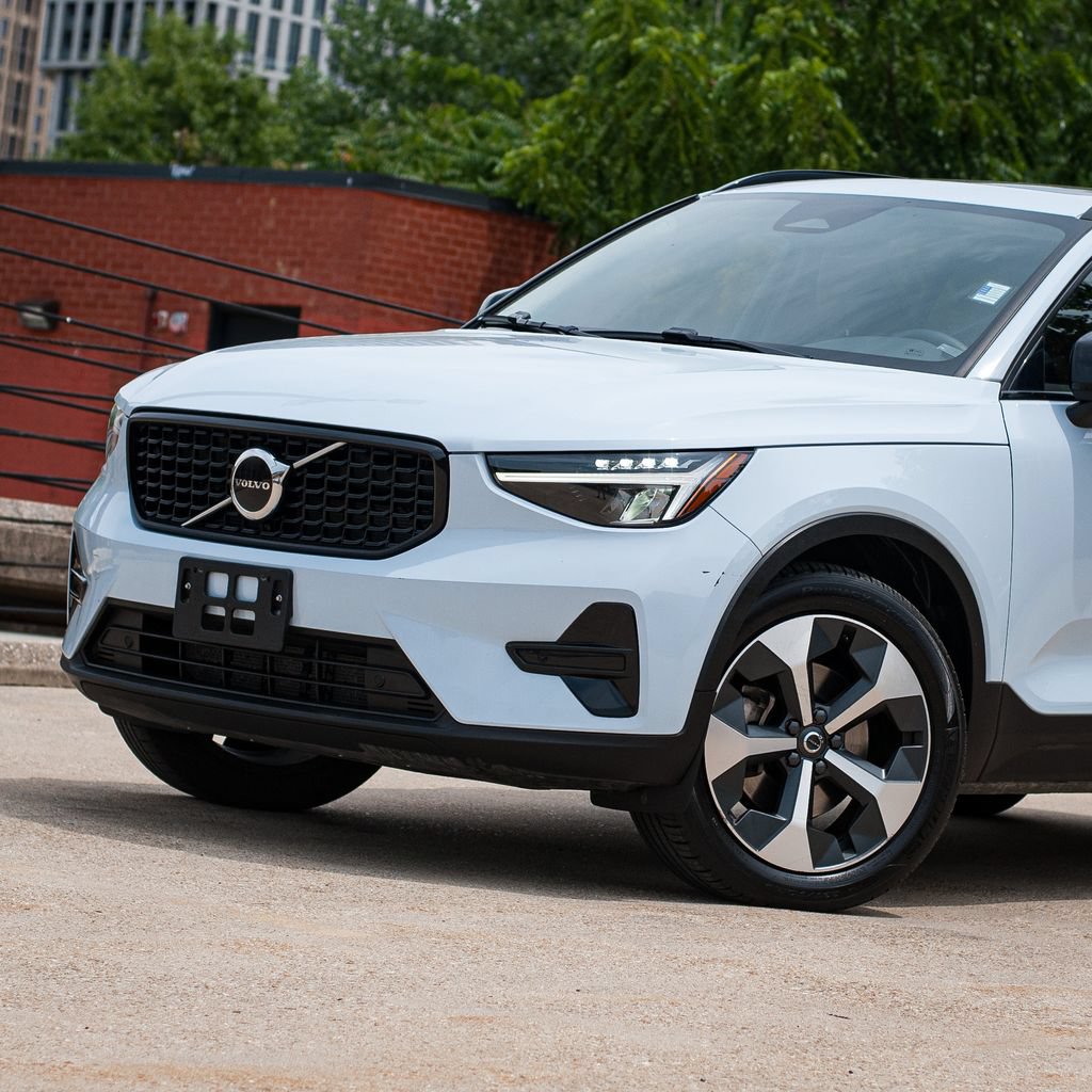 Certified 2024 Volvo XC40 B5 Core AWD/4WD image 2