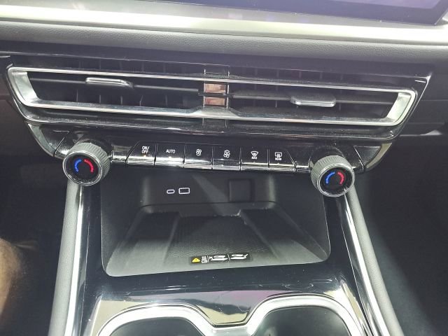 Used 2025 Chevrolet Traverse LT image 15