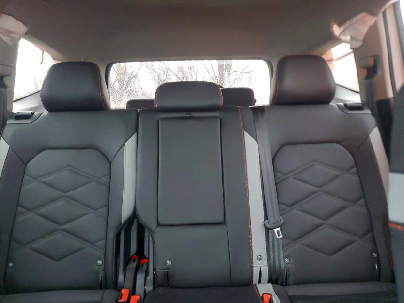 Used 2025 Volkswagen Atlas Peak Edition SE AWD/4WD image 7